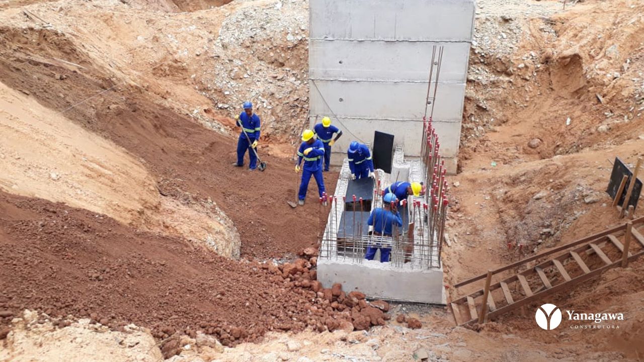 equipe aplicando-concreto